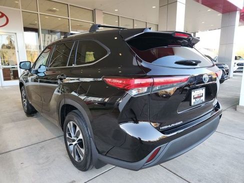 Certified 2021 Toyota Highlander XLE image 9