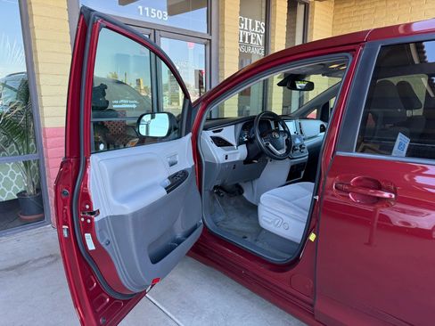 Used 2018 Toyota Sienna LE image 15