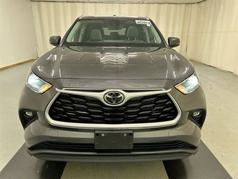Used 2023 Toyota Highlander XLE image 3