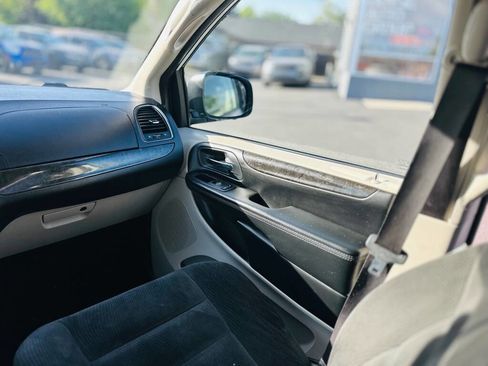 Used 2017 Dodge Grand Caravan SE w/ UConnect Hands-Free Group FWD image 13