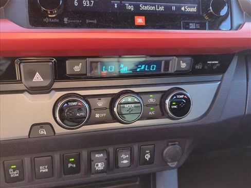 Used 2018 Toyota Tacoma TRD Sport image 19