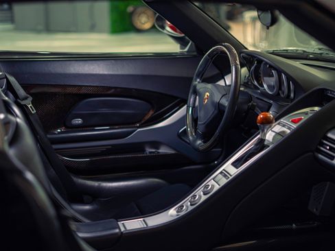 Used 2005 Porsche Carrera GT RWD image 2