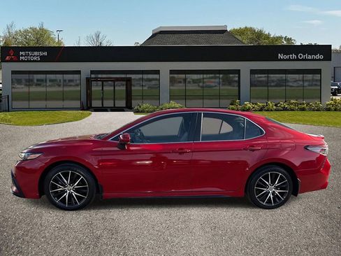 Used 2024 Toyota Camry SE image 3