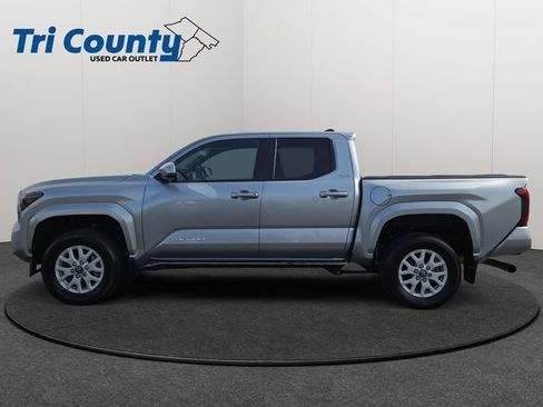 Certified 2025 Toyota Tacoma SR5 AWD/4WD image 5