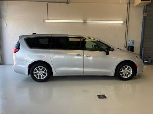 Used 2024 Chrysler Pacifica Touring-L FWD image 5