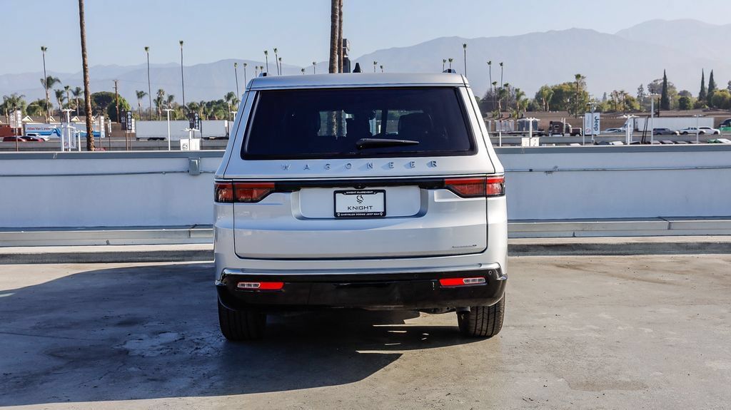 Used 2024 Jeep Wagoneer L Series II w/ Flexible Seating Group AWD/4WD image 8