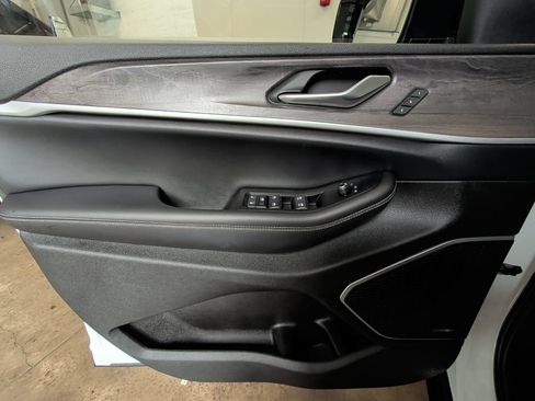 Used 2023 Jeep Grand Cherokee 4WD 4xe image 12
