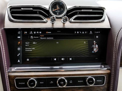 Used 2023 Bentley Bentayga Extended Wheelbase AWD/4WD image 37
