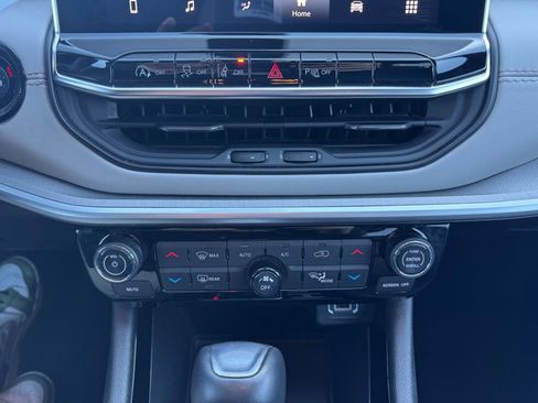 Used 2025 Jeep Compass Limited image 12