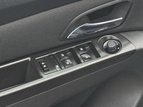 Used 2015 Chevrolet Cruze LT w/ Technology Package image 9