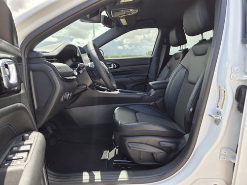 New 2026 Jeep Compass Latitude image 13