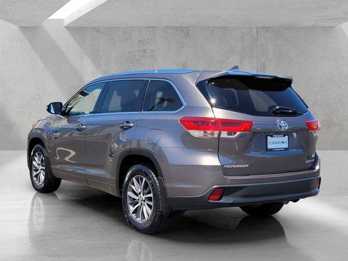Used 2017 Toyota Highlander XLE AWD/4WD image 6