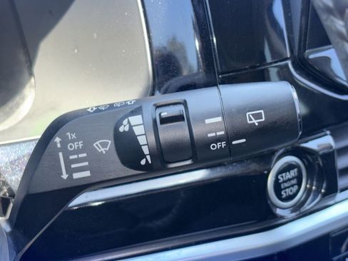 Used 2022 Nissan Pathfinder SV w/ SV Premium Package FWD image 21
