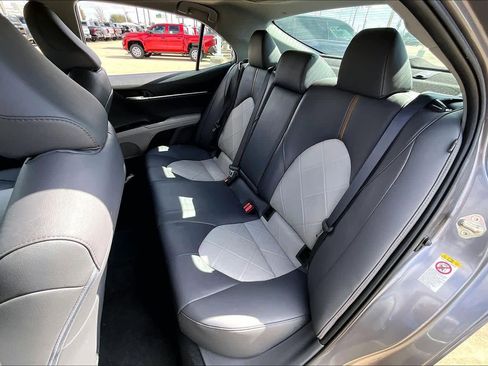 Used 2018 Toyota Camry XLE image 18