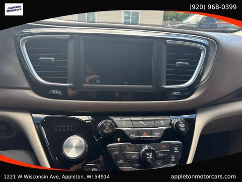 Used 2018 Chrysler Pacifica Touring Plus FWD image 17