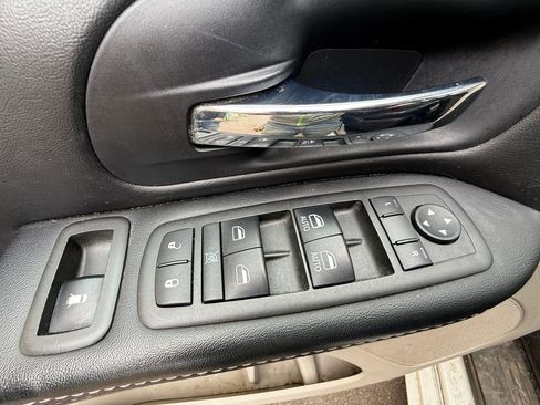 Used 2015 Chrysler Town & Country Touring FWD image 25