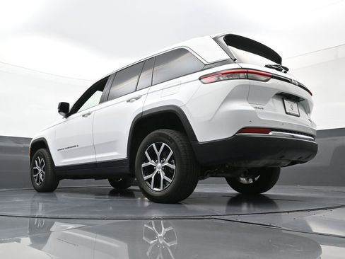 Used 2024 Jeep Grand Cherokee Limited AWD/4WD image 13