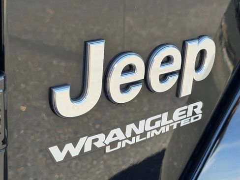 Used 2018 Jeep Wrangler Unlimited Sahara AWD/4WD image 8