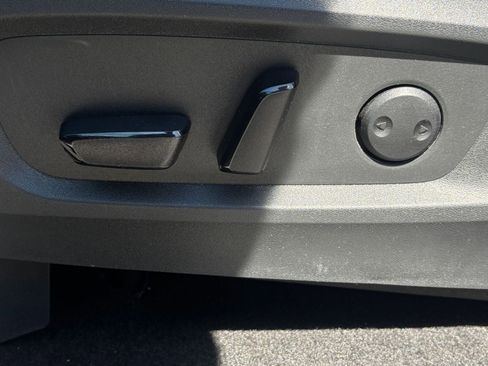 Used 2025 Nissan Pathfinder SV image 22