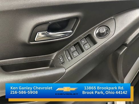 Used 2022 Chevrolet Trax LT w/ LT Convenience Package AWD/4WD image 8