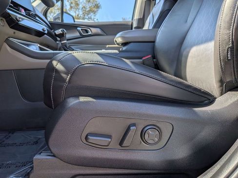 Used 2025 Kia Carnival LXS image 16