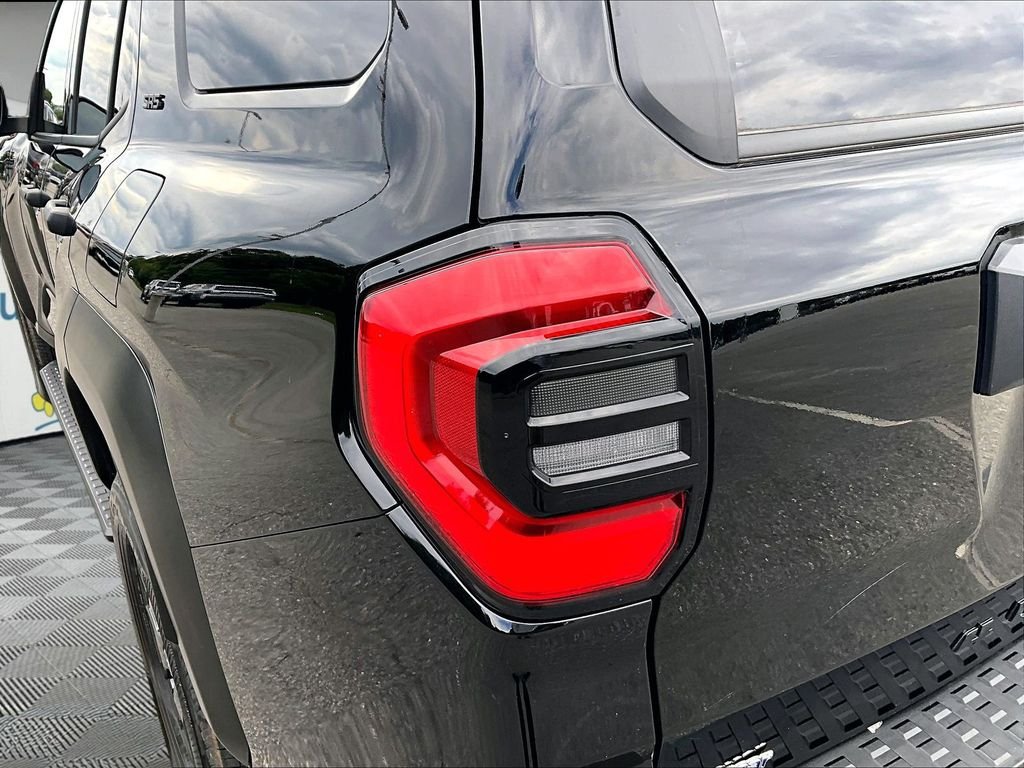 Used 2025 Toyota 4Runner SR5 AWD/4WD image 34