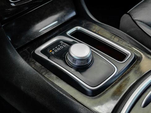 Used 2018 Chrysler 300 Limited RWD image 27