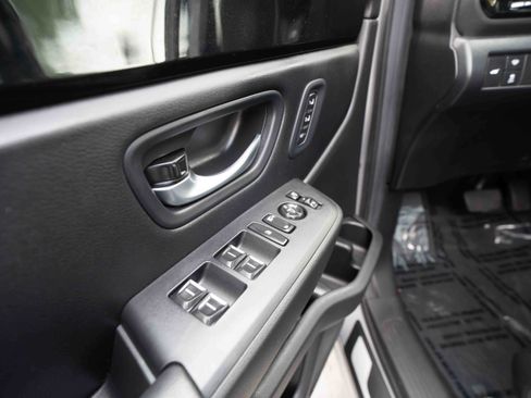 Used 2025 Honda Pilot TrailSport image 7