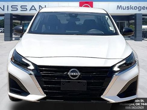Used 2025 Nissan Altima 2.5 SV FWD image 2