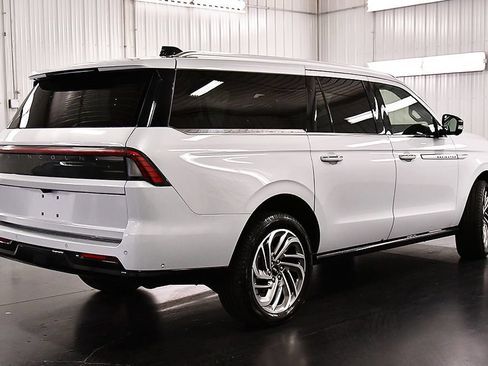 Used 2025 Lincoln Navigator L Reserve AWD/4WD image 7