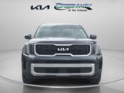 Used 2024 Kia Telluride EX w/ EX Captain's Chair Package FWD image 2