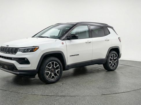 Used 2025 Jeep Compass Trailhawk AWD/4WD image 3