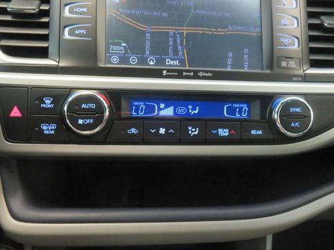 Used 2018 Toyota Highlander XLE AWD/4WD image 45