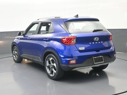 Used 2022 Hyundai Venue SEL FWD image 4