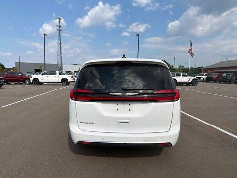 Certified 2024 Chrysler Pacifica Touring-L FWD image 4