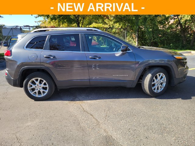 Used 2017 Jeep Cherokee Latitude w/ Cold Weather Group FWD image 2