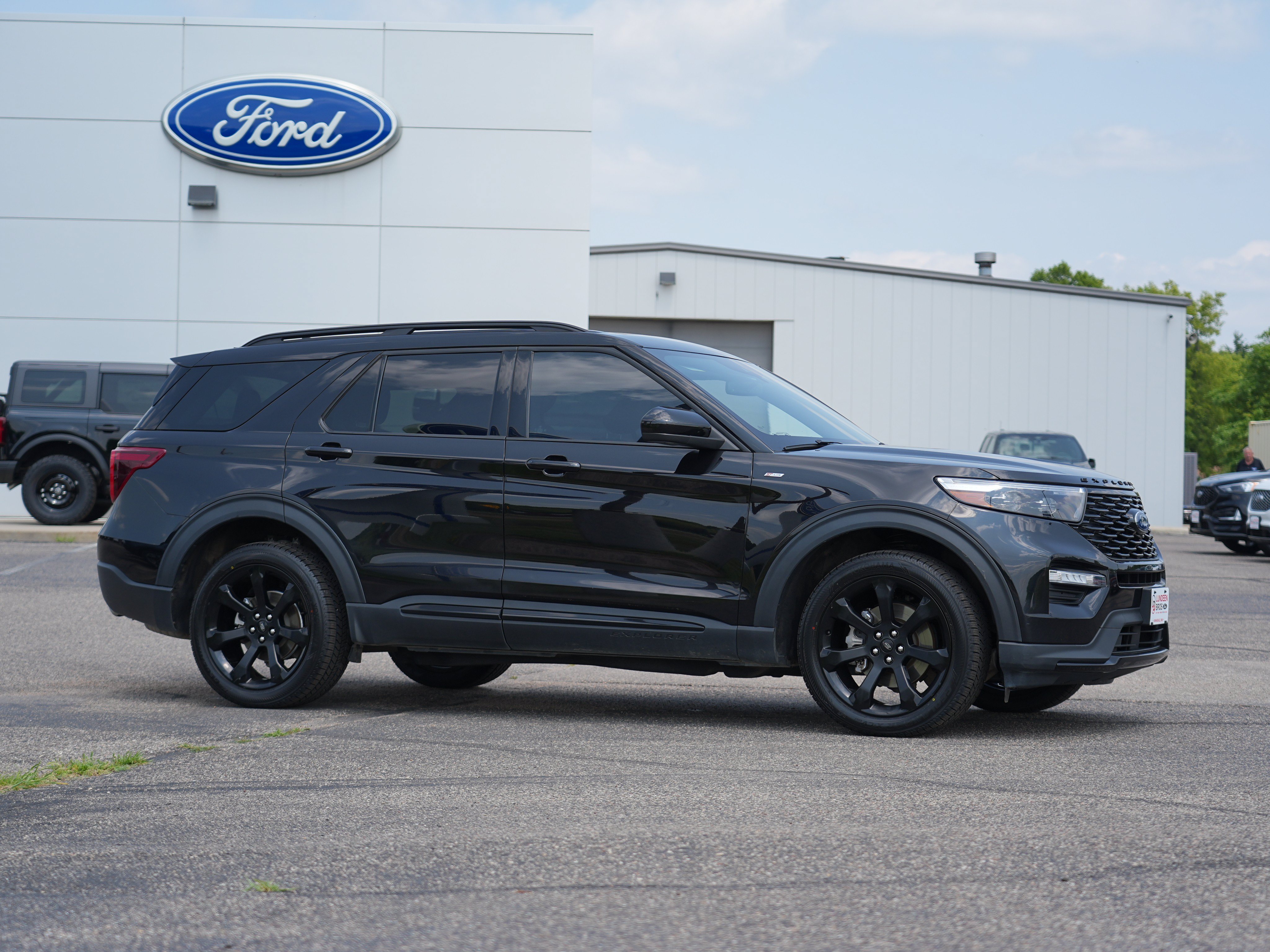 Used 2024 Ford Explorer ST-Line w/ Class IV Trailer Tow Package AWD/4WD image 2