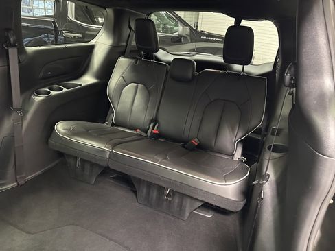 Used 2025 Chrysler Pacifica Limited image 40