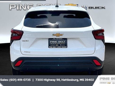 Used 2026 Chevrolet Trax LS w/ LS Convenience Package FWD image 4