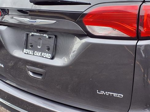 Used 2019 Chrysler Pacifica Limited image 30