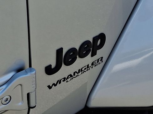 Used 2022 Jeep Wrangler Unlimited Sahara AWD/4WD image 20
