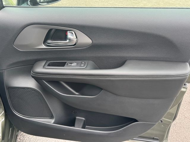 New 2027 Chrysler Pacifica Select AWD/4WD image 13