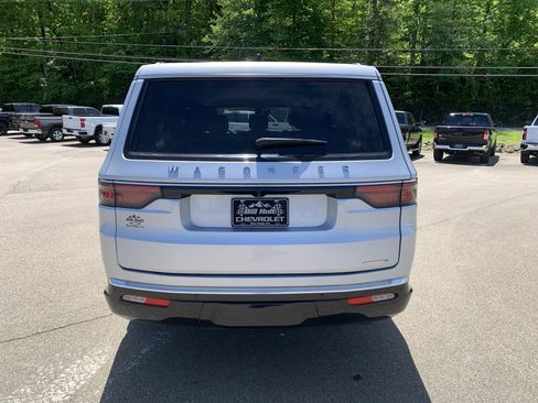 Used 2024 Jeep Wagoneer L Series II w/ Flexible Seating Group AWD/4WD image 4