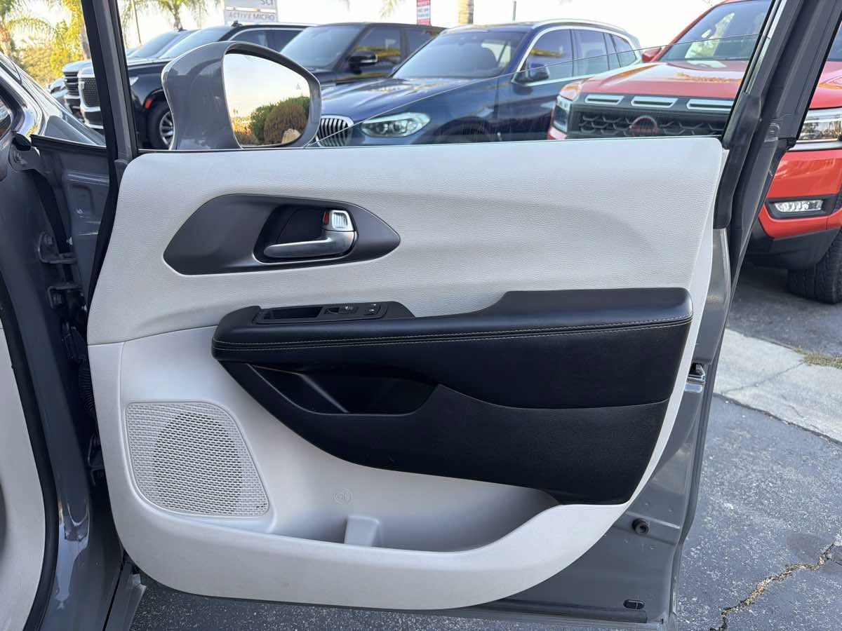 Used 2021 Chrysler Pacifica Touring-L FWD image 36