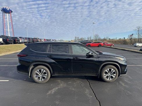 Certified 2024 Toyota Highlander XLE image 2