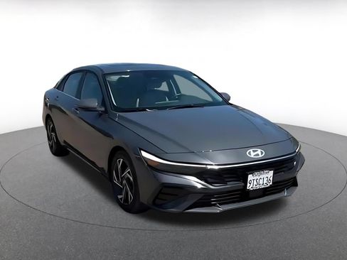 Used 2025 Hyundai Elantra Limited FWD image 3