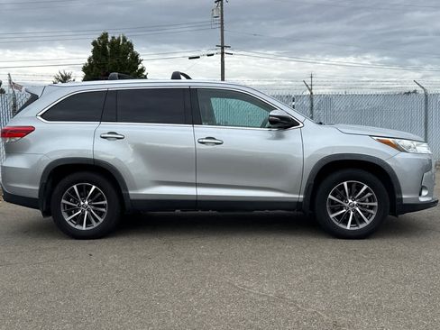 Used 2019 Toyota Highlander XLE AWD/4WD image 6
