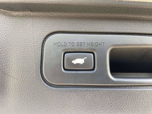 Used 2025 Honda Pilot EX-L image 9