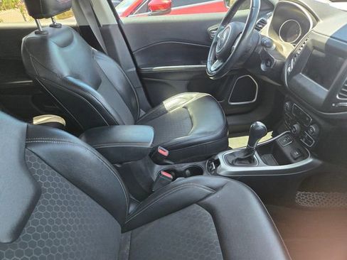 Used 2018 Jeep Compass Latitude w/ Popular Equipment Group FWD image 3