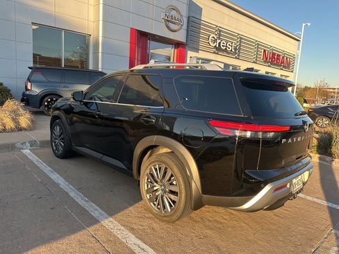 Certified 2025 Nissan Pathfinder SL w/ SL Premium Package image 5